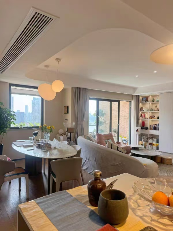 The Beauty of Imperfect Light: Why Non-Uniform Illumination Defines Luxury